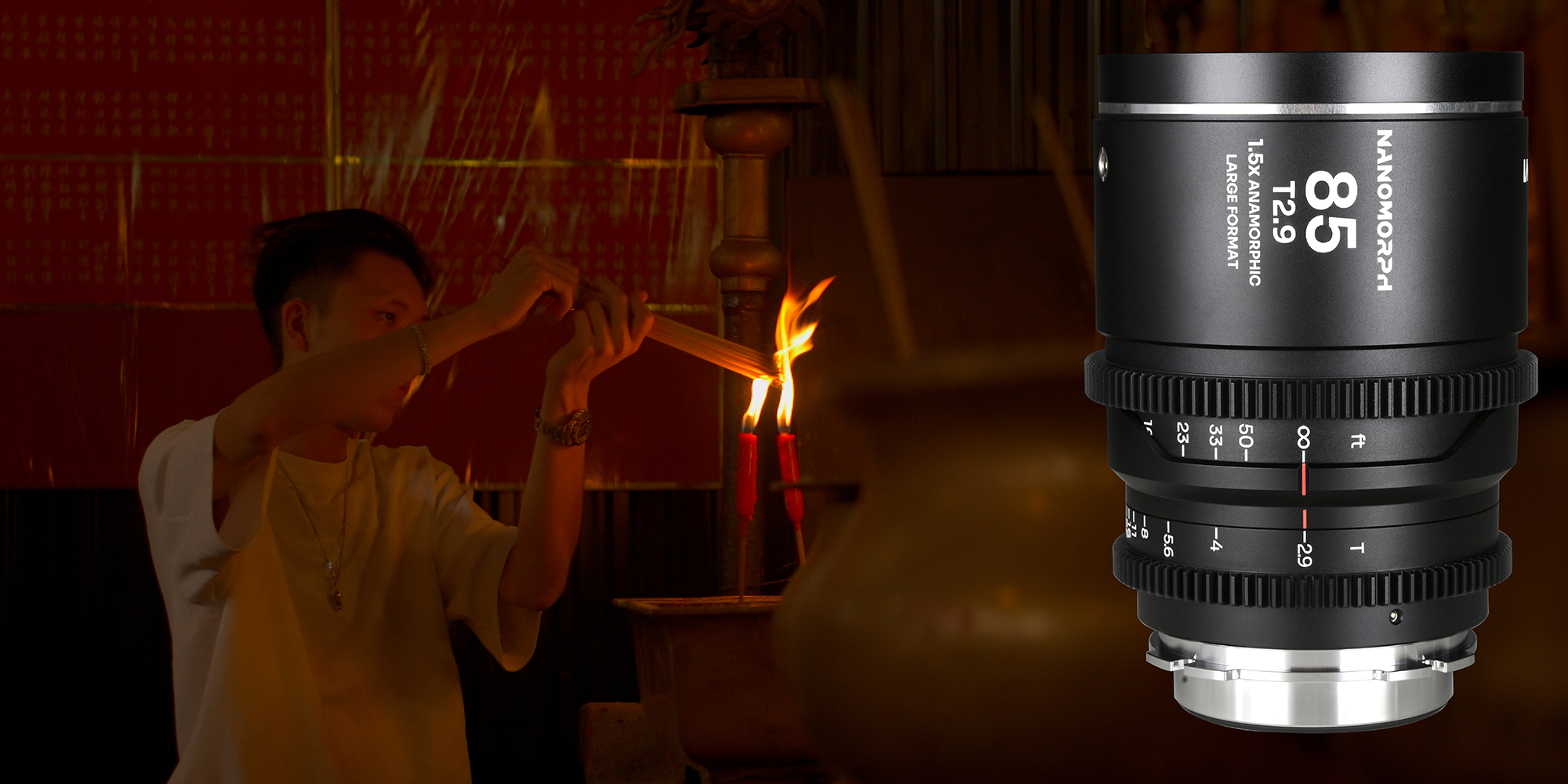 Obiektyw Laowa Nanomorph 85 mm T2,9 1,5x LF Silver do Arri PL / Canon EF na pierwszym planie, w tle mężczyzna zapalający świece